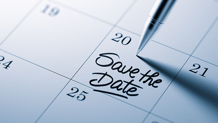 Auf einem Kalenderblatt ist notiert: Save the Date