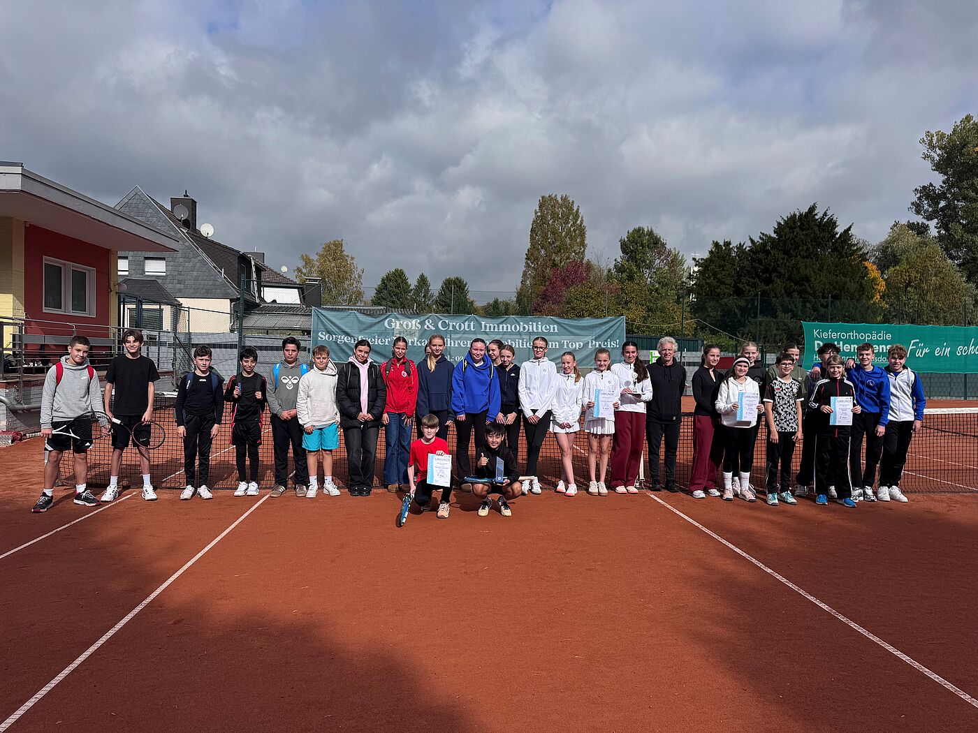 Die erfolgreichen Tennis-Teams des Heilig-Geist-Gymnasiums Würselen freuen sich über ihre Titel als Städteregionsmeisterinnen und -meister 2025. 