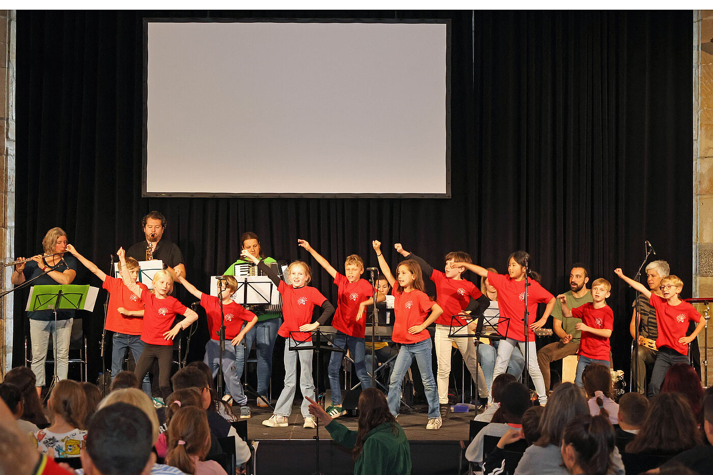 Kinder tanzen auf einer Bühne. 