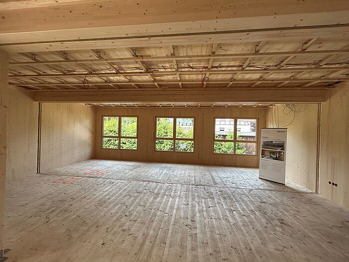 Ein großer Raum komplett aus Holz.