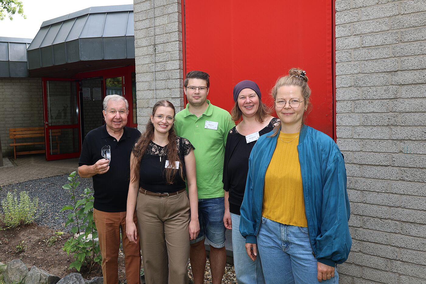 V.l.n.r: Peter Waliczek von der Bürgerstiftung Herzogenrath, Gina Goffart und Marius Rieck von der RWTH Aachen, Kristina Hamm vom Nell-Breuning-Haus sowie Gesine Münkel vom Bildungsbüro der StädteRegion Aachen freuen sich über die rege Teilnahme am Ferienangebot „Experimentierwelten“.