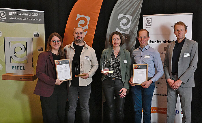 Die vier Preisträger aus der Städteregion auf dem Bild mit Dezernent Markus Terodde