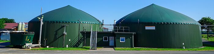 Grüne Biogasanlage mit Einspeisebehälter