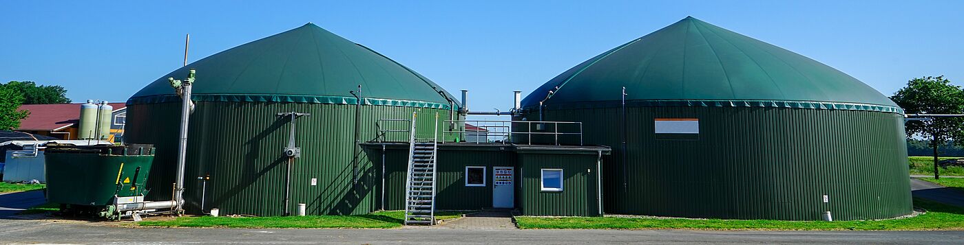 Grüne Biogasanlage mit Einspeisebehälter