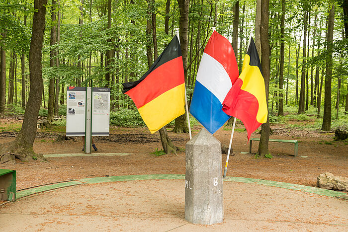 Dreiländerpunkt mit deutscher, niederländischer und belgischer Fahne
