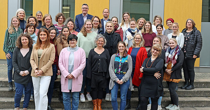 Gruppenbild von den neu eingestiegenen Lehr- und Fachkräften für die Grundschulen am Haus der StädteRegion Aachen