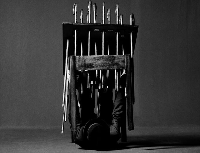 Dritte Wiener Richtung (8teilig), 1990/1992, © Jürgen Klauke Spazierstöcke in einem Holztisch steckend