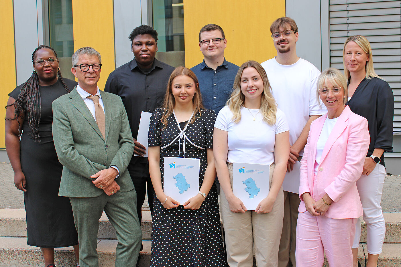 Fünf Nachwuchskräfte haben jetzt ihre dreijährige Ausbildung als Verwaltungsfachangestellte bei der StädteRegion Aachen abgeschlossen und werden alle übernommen: (v. l.): Sarah Mpemba Ngombo (Jugend- und Auszubildendenvertretung), Ralf Pütz (Leiter Zentrale Dienste), Cedric Singendonk, Beyza Lara Vuran, Manuel Mackes, Maike Arentz, Martin Büttgen, Alexandra Schmitz (Team Ausbildungsleitung) und Kerstin Kosanke (Gleichstellungsbeauftragte).