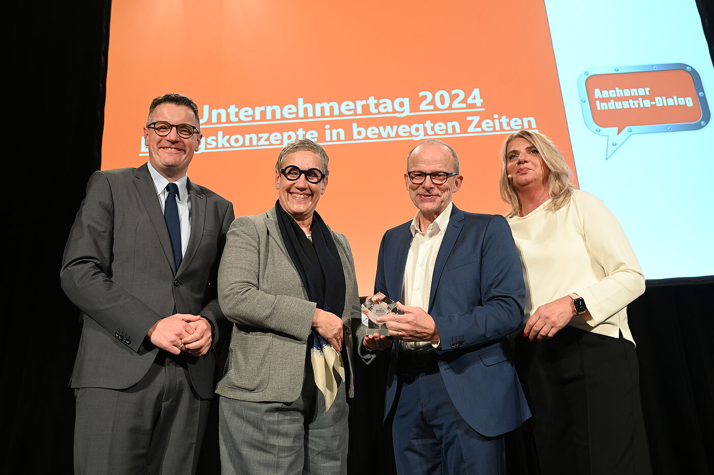 Städteregionsrat Dr. Grüttemeier, Frau Keupen und Frau Pauli überreichen Bernd Büttgens die Auszeichnung.