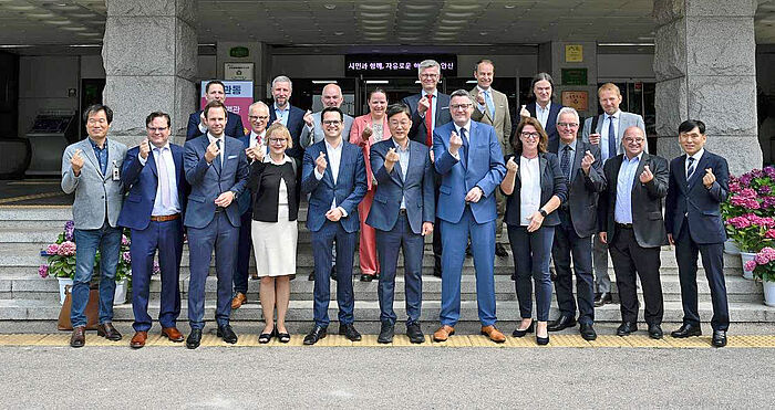 Gruppenbild von den Mitgliedern der Delegation und südkoreanischen Partnern