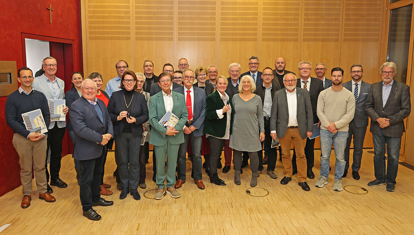 Viele Menschen auf einem Gruppenbild