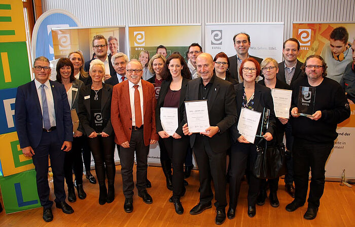 Axel Hartmann (4.v.l.), Allgemeiner Vertreter des Städteregionsrates, zeichnete in Daun die Eifel-AWARD Preisträger aus der StädteRegion Aachen aus.