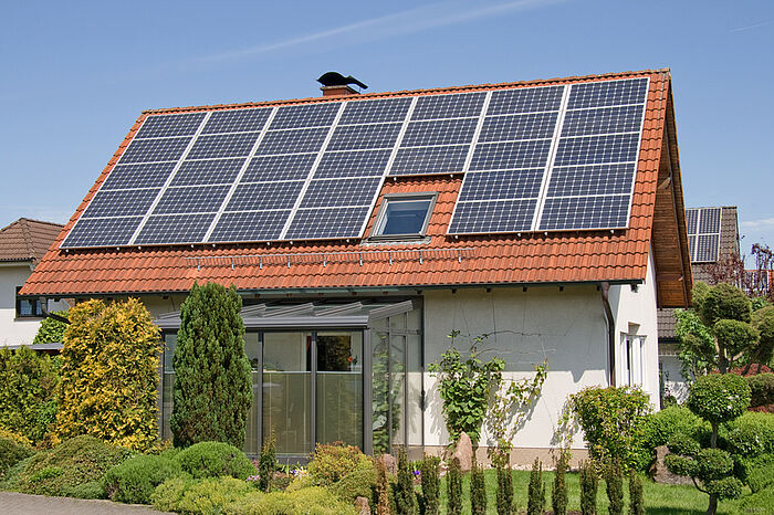 Solarzellen auf einem Wohnhausdach