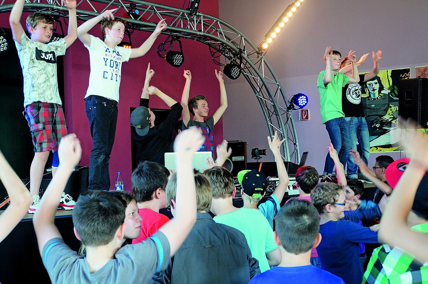 Jugendliche jubeln auf und vor der Bühne.