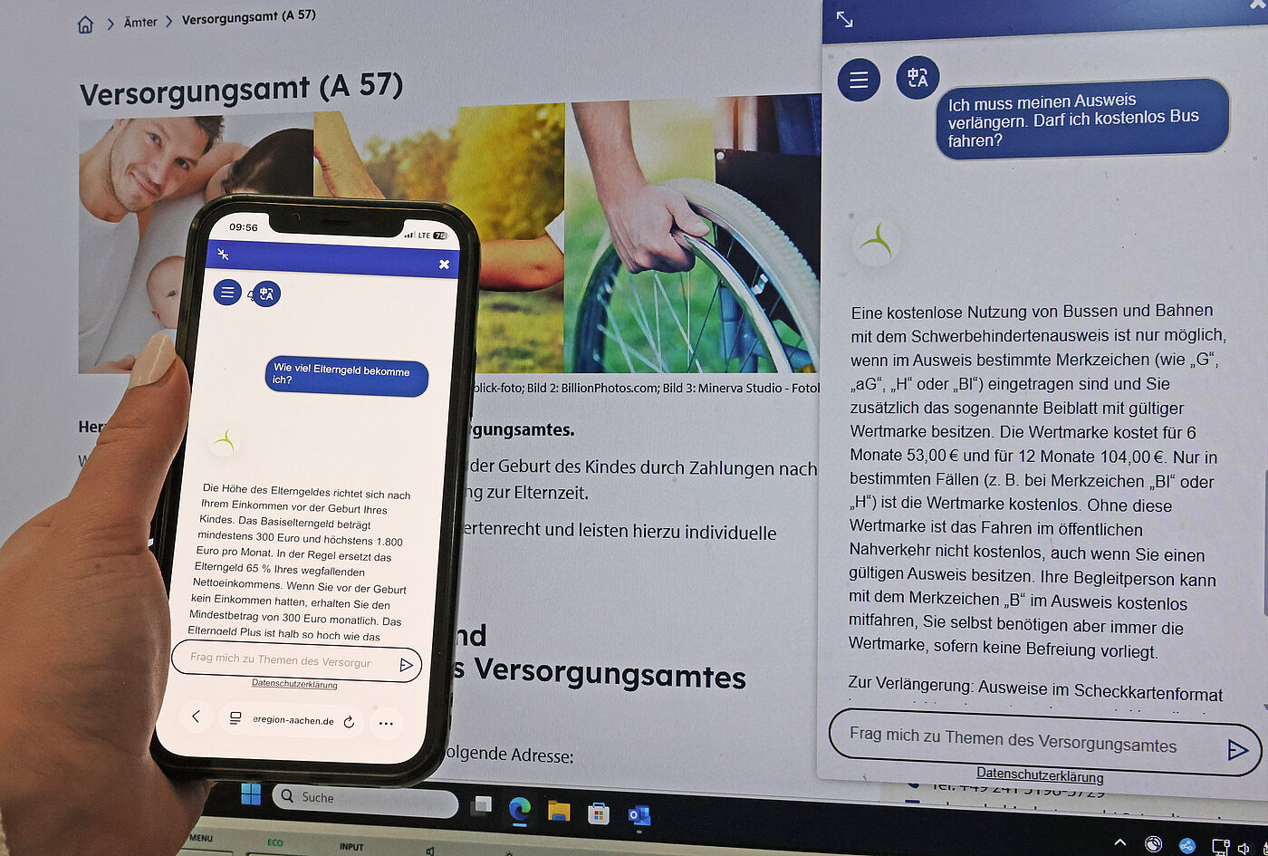Eine Hand mit einem Handy vor einem Bildschirm. Auf den Displays sieht man einen Chatbot mit einer Frage und Antwort.