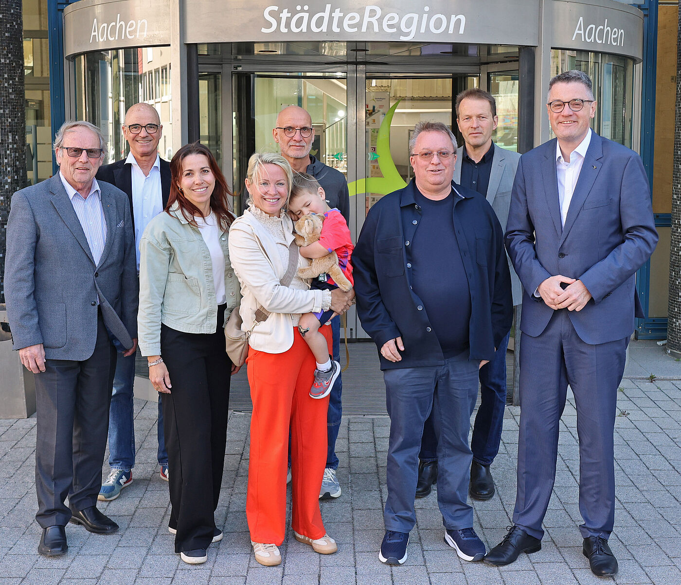 Mehrere Leute vorm Haus der StädteRegion