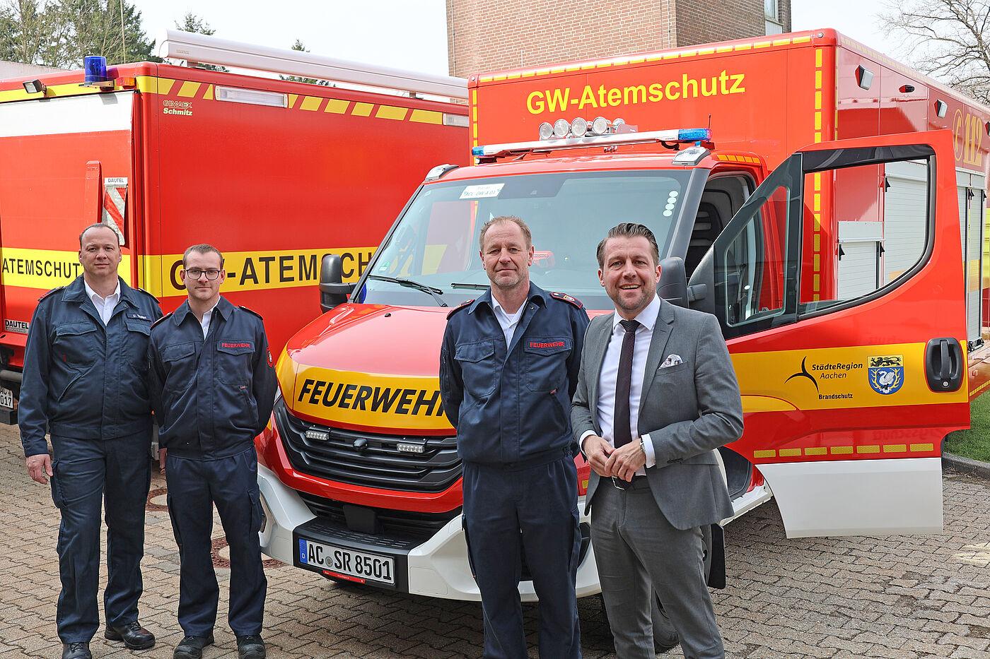 (Von links): Uwe Tholen (Leiter Atemschutz der Feuerwehr Würselen), Stefan Schweiß und Mario Förster vom Brandschutz der StädteRegion, und der Leiter des Amtes für Brandschutz, Rettungsdienst und Bevölkerungsschutz der StädteRegion, Andreas Dovern, freuen sich über den neuen Atemschutz-Gerätewagen.