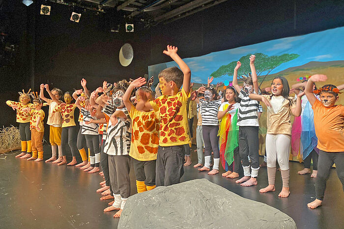 Das Kindertheaterfestival „Sieh mal an!“ bietet Kindern die Möglichkeit, auf der Theaterbühne die Hauptrolle zu spielen. 15 Schulen waren mit 16 Stücken dabei. Auch für das Musical „Tuishi Pamoja“ der Aachener Annaschule gab es in der Kammer des Theater Aachen viel Applaus für die jungen Künstlerinnen und Künstler.