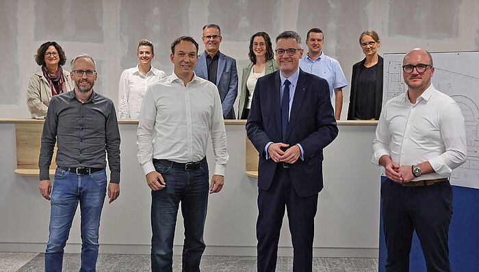 Große Vorfreude bei allen Beteiligten auf die „New-Work-Spaces“ des Ausländeramtes der StädteRegion Aachen in den Aachen Arkaden. Durch die gute infrastrukturelle Lage der Aachen Arkaden können Bürgerinnen und Bürger mit dem Auto, dem Bus, dem Fahrrad, der Bahn oder zu Fuß bequem alle Angebote erreichen.