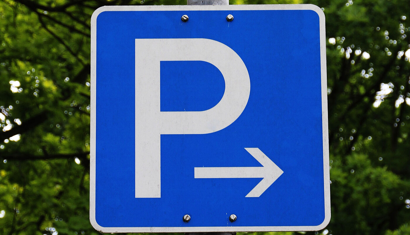 blaues Parkschild mit Pfeil nach rechts