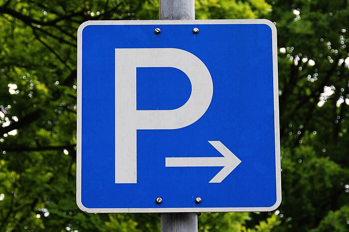 blaues Parkschild mit Pfeil nach rechts