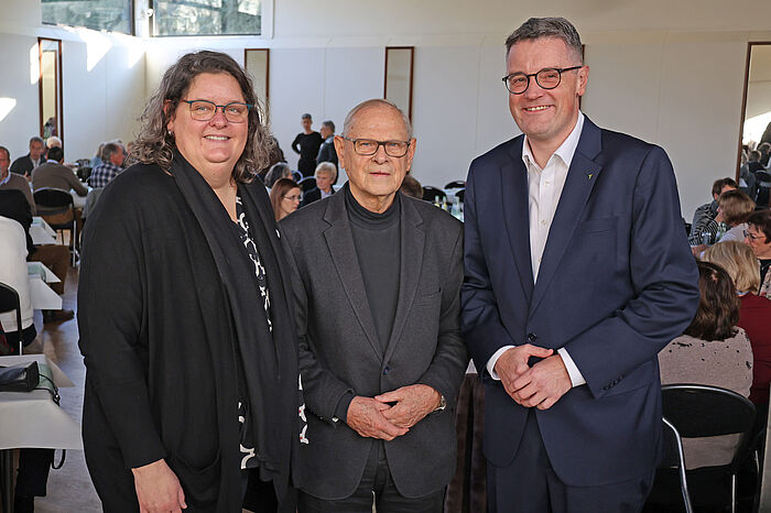 Städteregionsrat Dr. Tim Grüttemeier (r.) ehrte gemeinsam mit der Personalratsvorsitzenden, Christina Frantzen, den mit 91 Jahren ältesten Teilnehmer des gesamten Ehemaligentreffens, Wilhelm van Loo (ehemals Kataster- und Vermessungsamt).