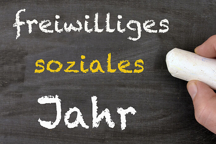 Tafel mit der Aufschrift "freiwilliges soziales Jahr"