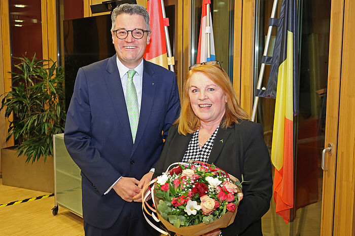Städteregionsrat Dr. Tim Grüttemeier war der erste Gratulant von Marie-Theres Sobczyk. Sie ist vom Städteregionstag mit mehr als 80 Prozent der abgegebenen Stimmen zu seiner ersten Stellvertreterin gewählt worden.