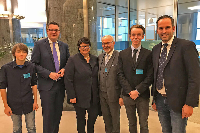 Gemeinsam haben sie in Brüssel vor dem Petitionsausschuss Front gegen Tihange 2 gemacht (von links): Sebastian Schick (Bezirksschülervertretung), Städteregionsrat Dr. Tim Grüttemeier, MdEP Sabine Verheyen, Helmut Etschenberg, Bryan Kroker (Bezirksschülervertretung) und MdEP Arndt Kohn)