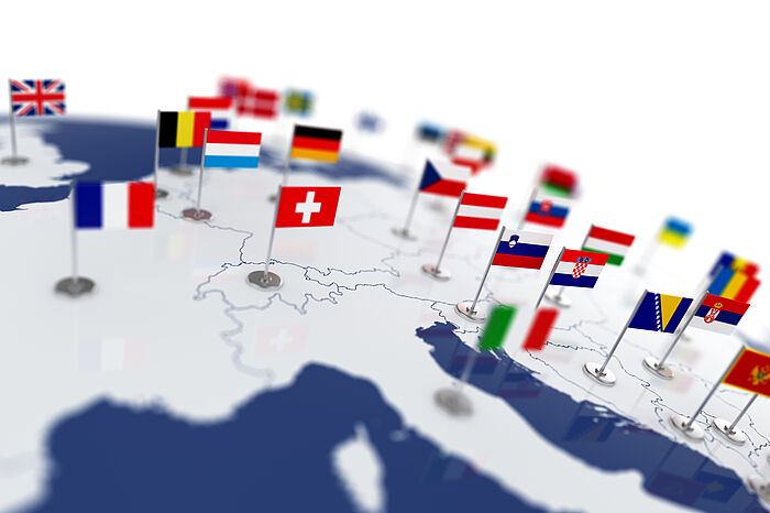 Globusausschnitt von Teilen Europas mit Fähnchen einzelner Staaten