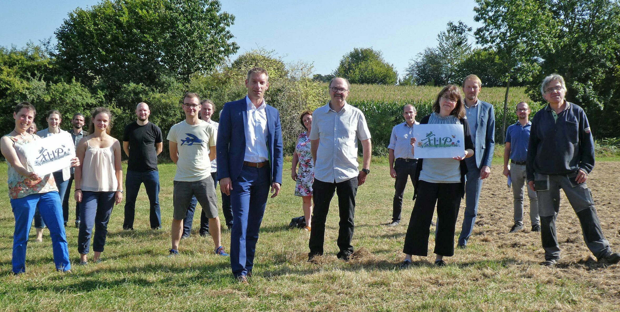 Zu sehen sind die Projektpartner und Projektpartnerinnen auf einer Wiese auf Gut Hasselholz im September 2020. 