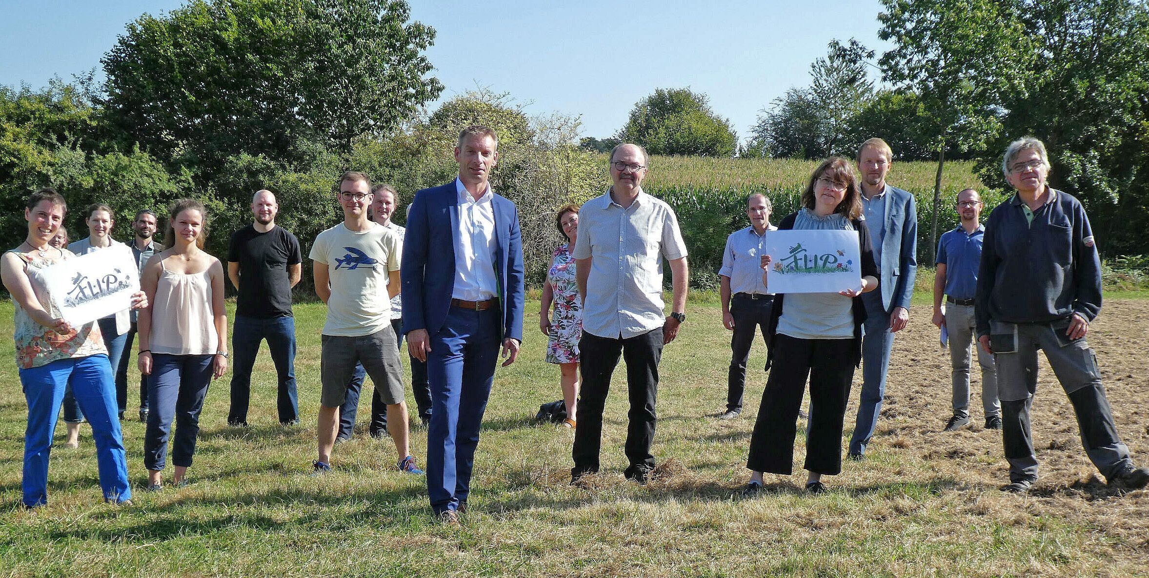 Zu sehen sind die Projektpartner und Projektpartnerinnen auf einer Wiese auf Gut Hasselholz im September 2020. 