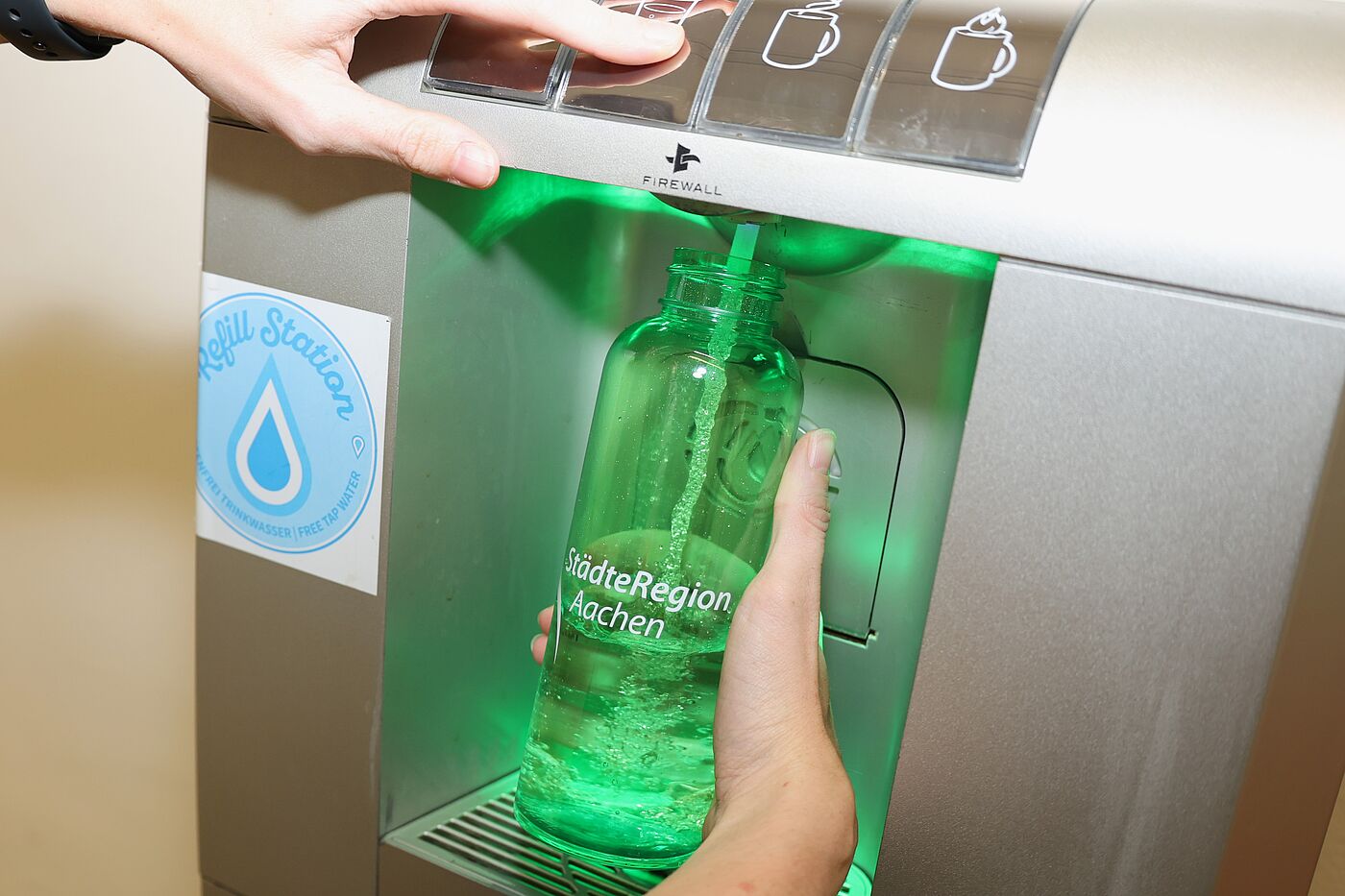 Wasserflasche unter einem Wasserspender