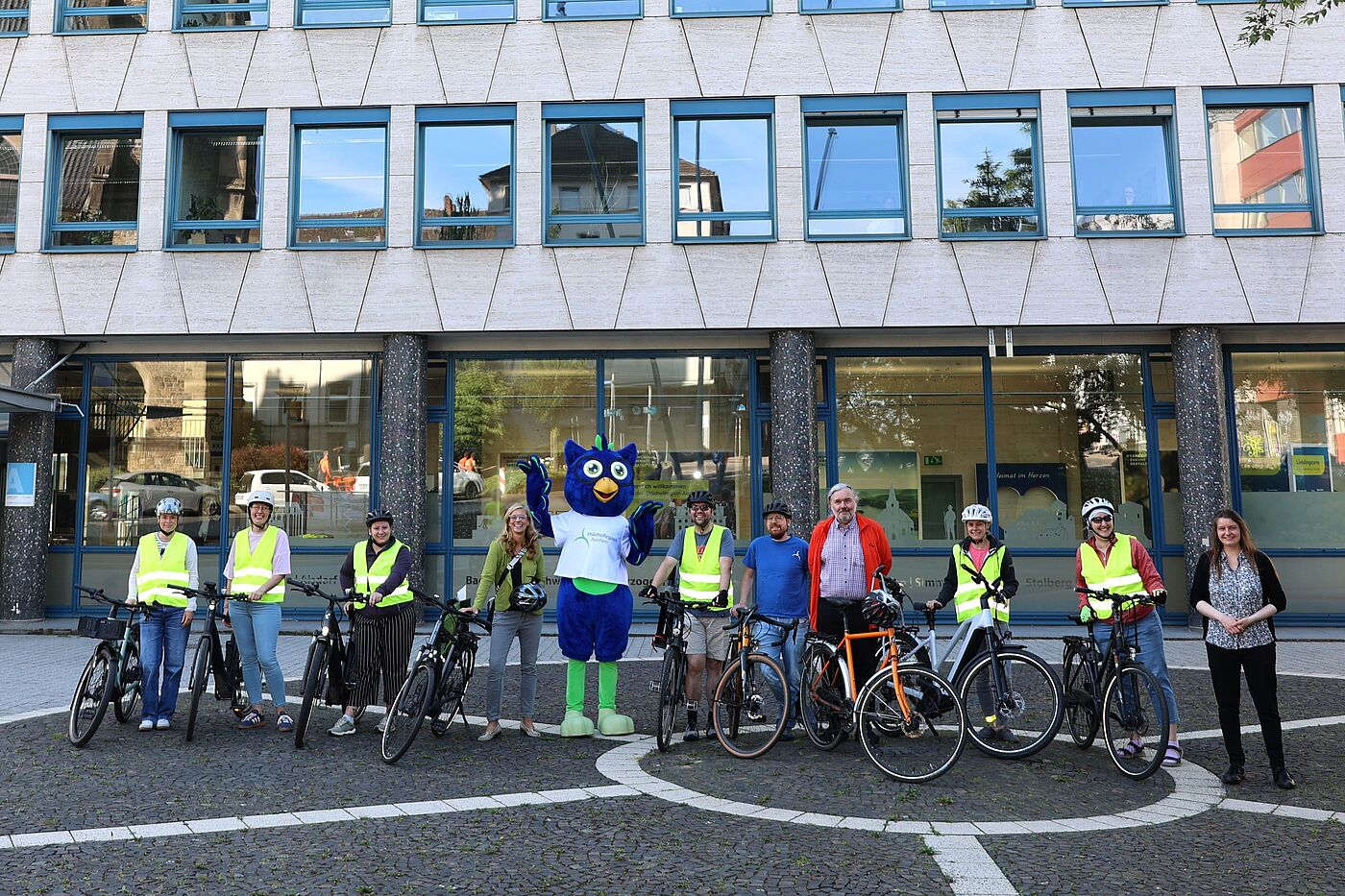 Viele Leute auf einem Fahrrad vor einem Gebäude.