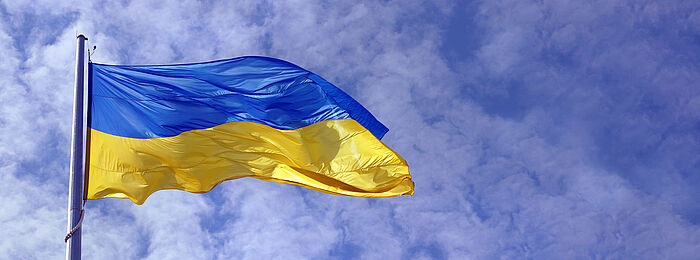 Ukrainische Flagge vor Himmel