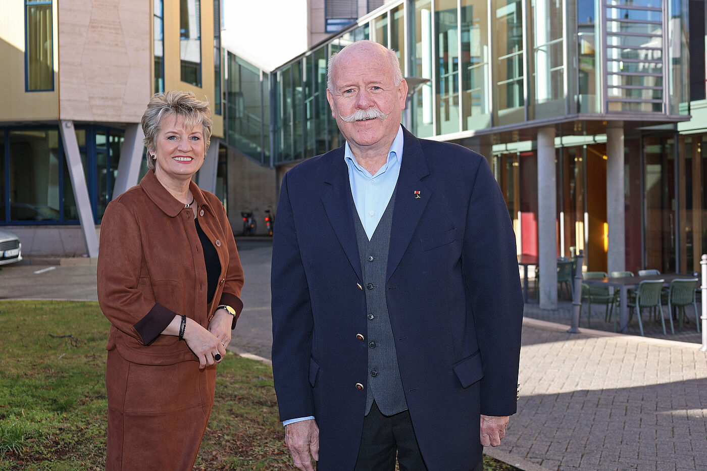 Der Ehrenamtsbeauftragte, Hans-Josef Bülles, und Claudia Ernert