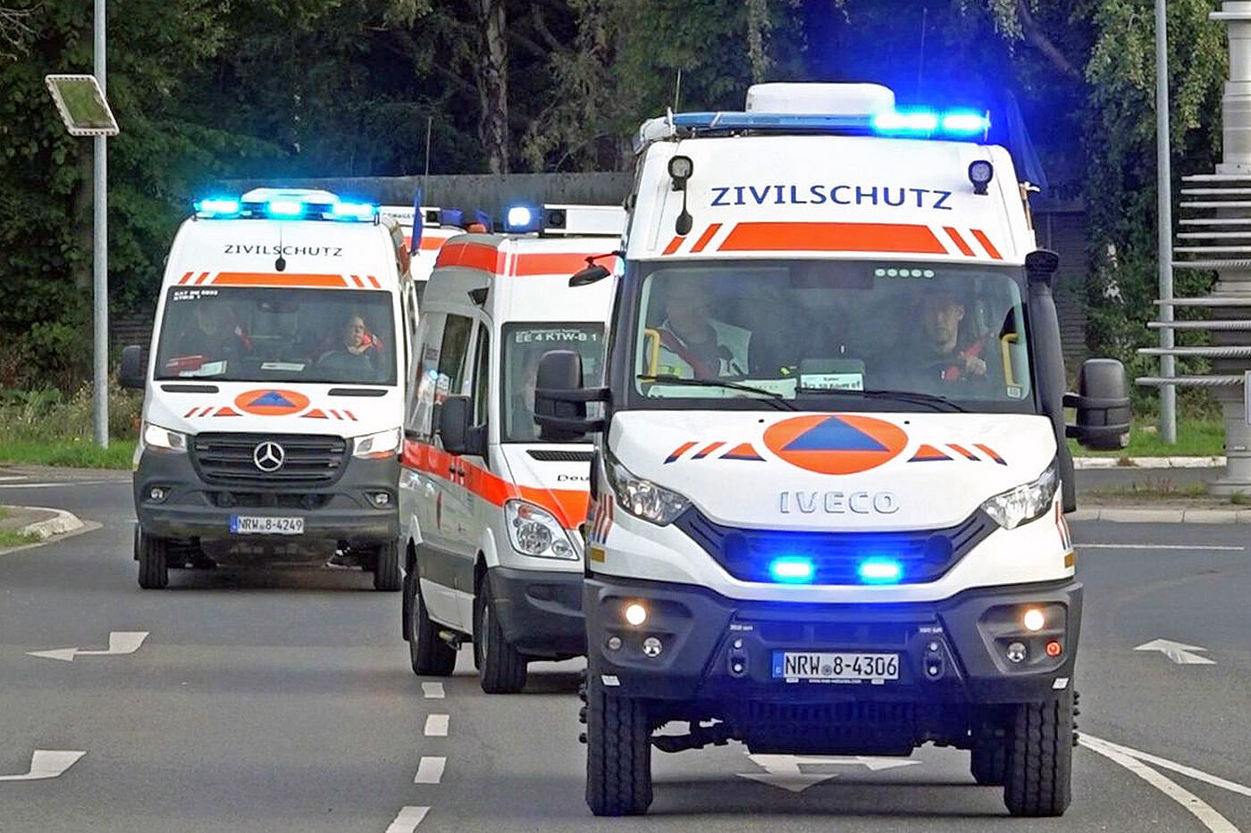 Bilder von der Sammelstelle am Kraftwerk Weisweiler. Von hier aus ging es bei der Verlegeübung geschlossen nach Dortmund.