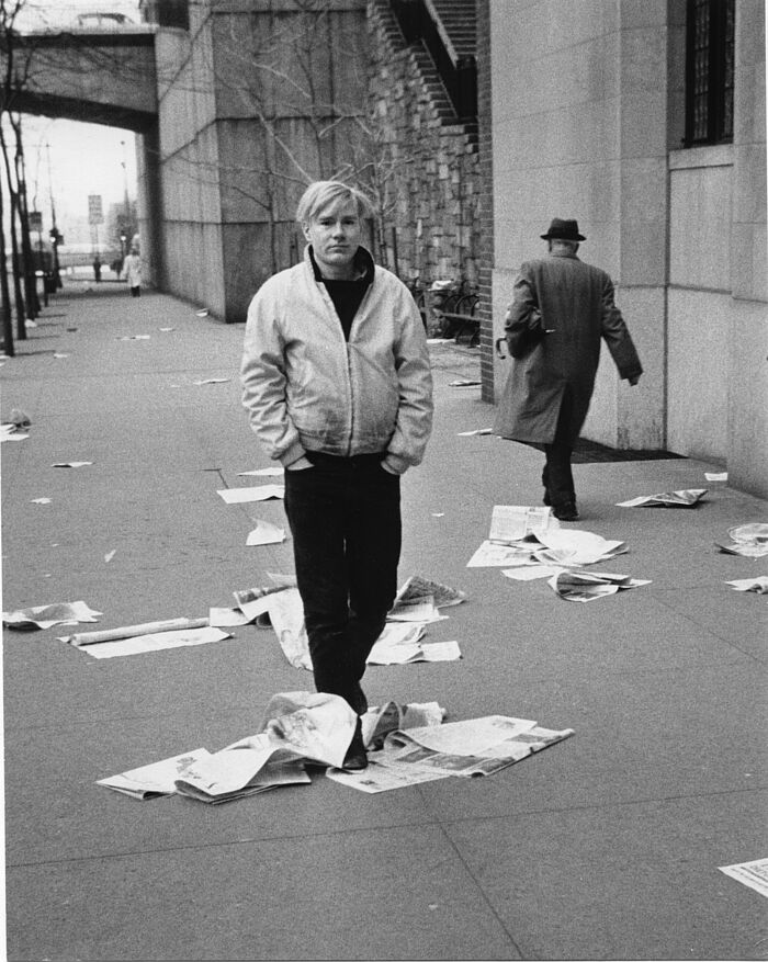 Andy Warhol auf der Straße fotografiert.