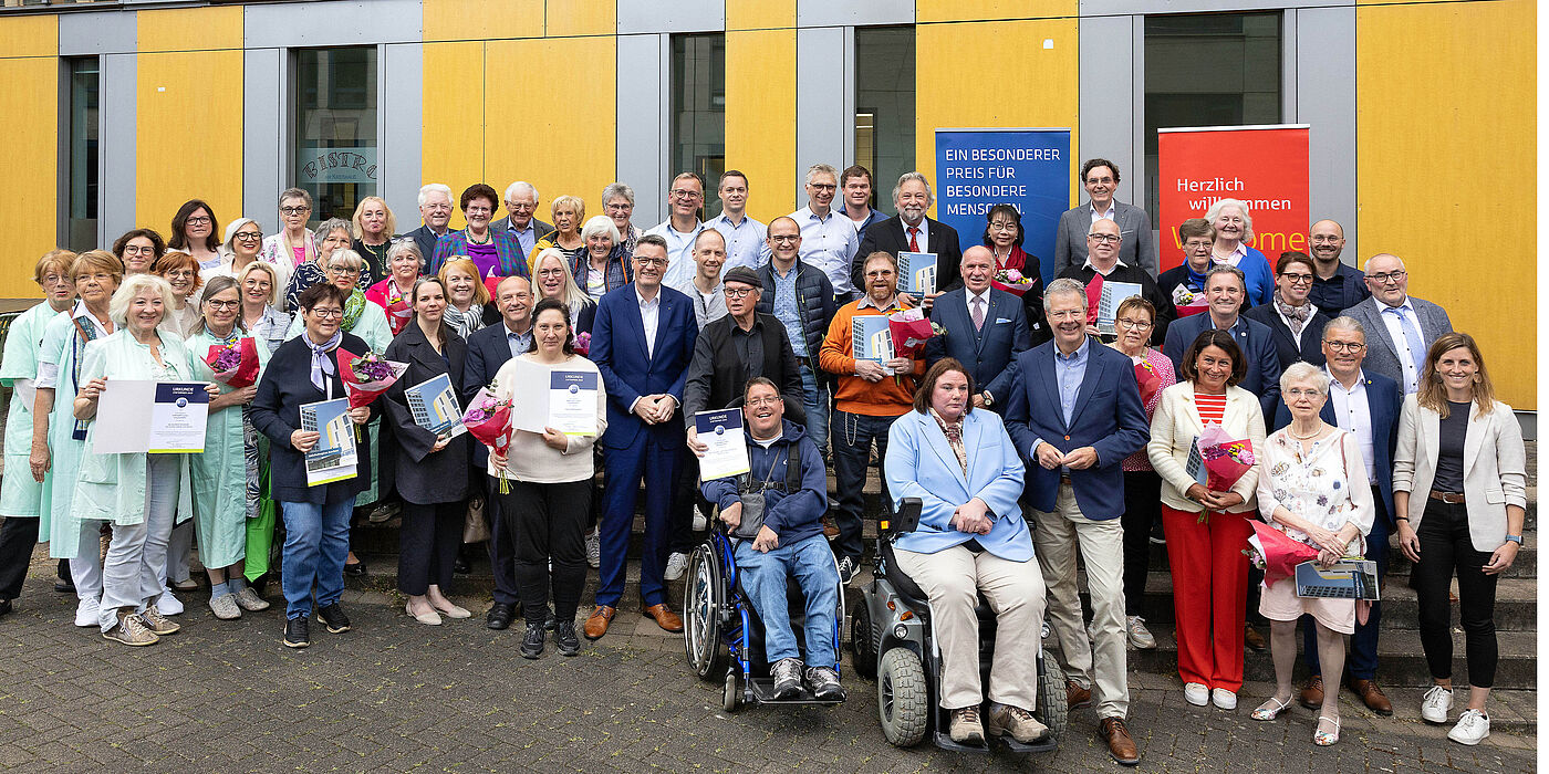 Unter dem Leitsatz „Pflege braucht Ehrenamt!“ wurden in diesem Jahr 18 Menschen, Vereine und Initiativen mit dem Stifterpreis von der Sparkasse Aachen und der StädteRegion Aachen auszeichnet.