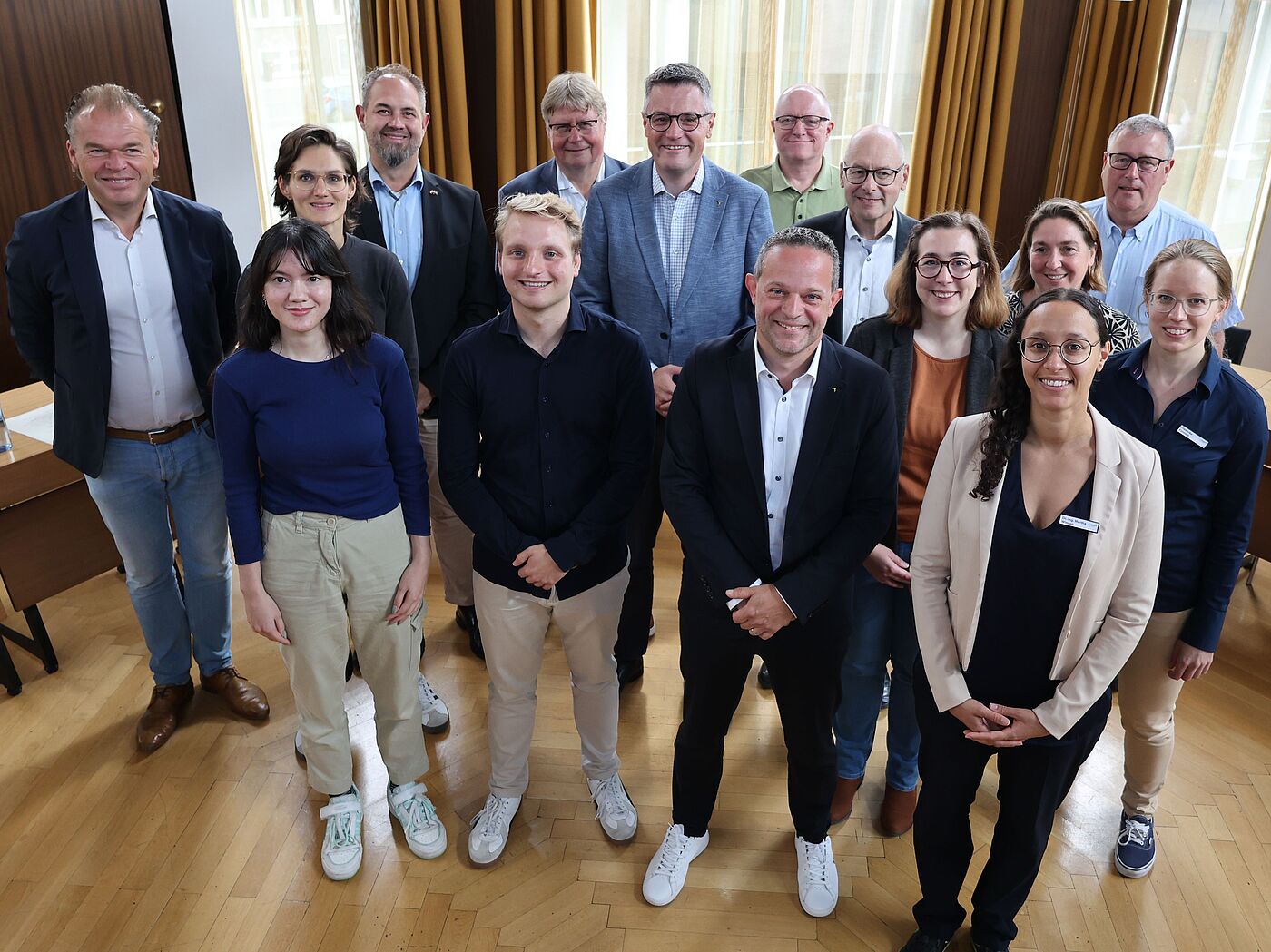 Städteregionsrat Dr. Tim Grüttemeier (Mitte) hat sich jetzt im Haus der StädteRegion mit Vertreterinnen und Vertretern der RWTH, des Wasserbands Limburg, der Wassersicherheit der Provinz Limburg (WRL), der Stadt Aachen und des Wasserverbands Eifel-Rur zu einem grenzüberschreitenden Austausch zum Thema Hochwasserrisikomanagement getroffen