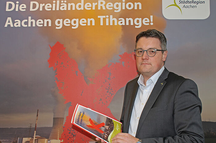 Tim Grüttemeier vor Plakat "Tihange abschalten"