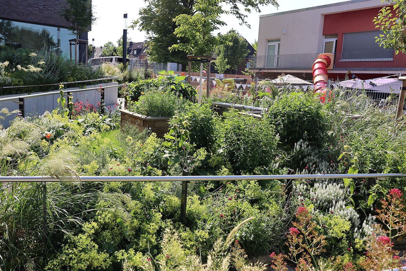 Ein Garten vor einer Kita