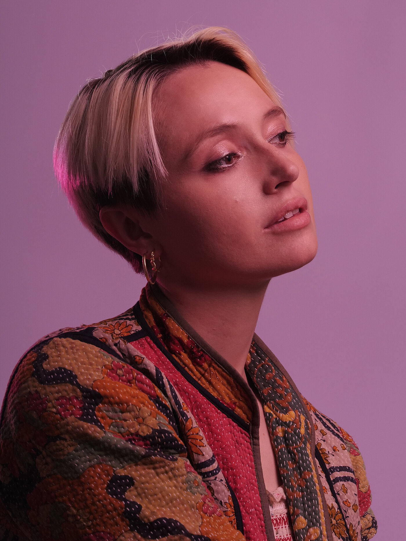 Eine Frau vor lila Hintergrund