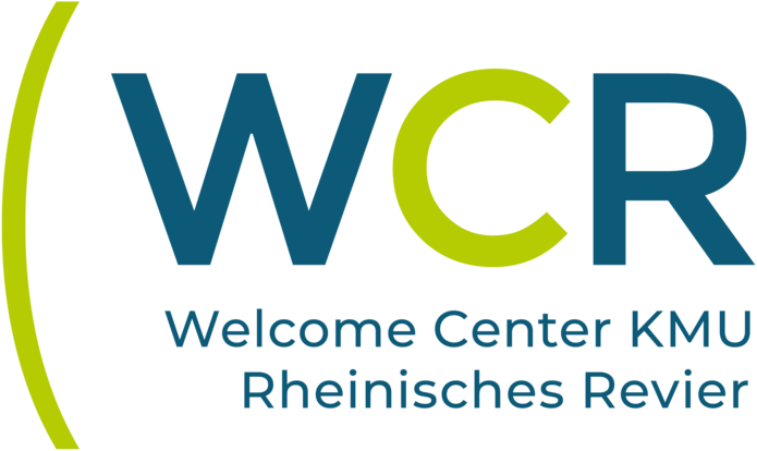 Ein Logo, wo das WCR groß dargestellt wird, während darunter in kleinerer Schriftgröße der Name Welcome Center KMU Rheinisches Revier steht. Die Schrift ist in Blau und Grün gehalten. Ein grüner Bogen oder Klammer rahmt die Schrift links davon ein.n.
