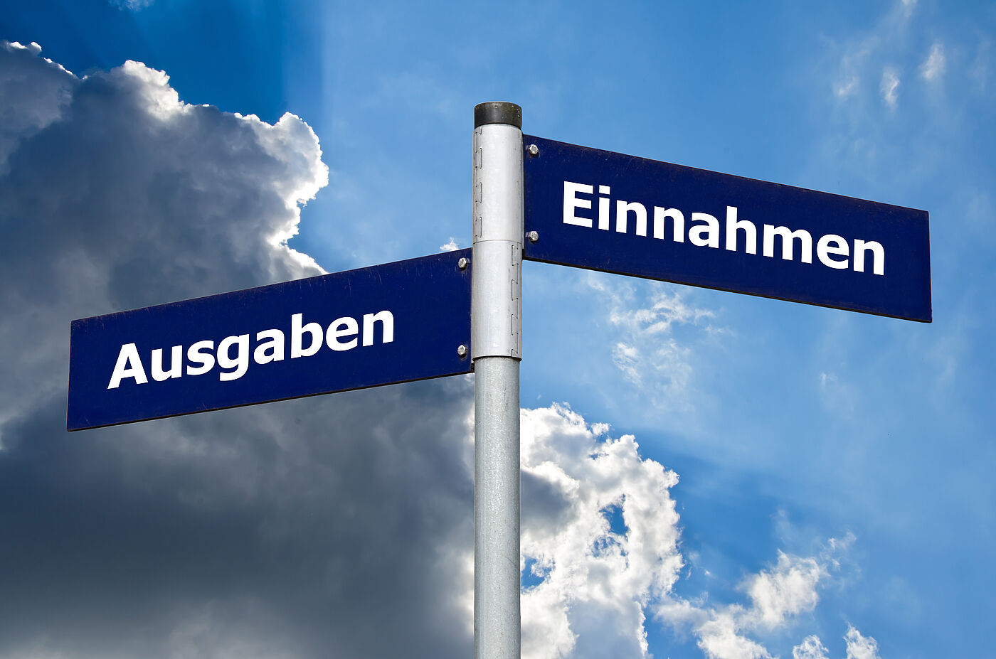 Straßenschilder mit Beschriftung Einnahme und Ausgabe