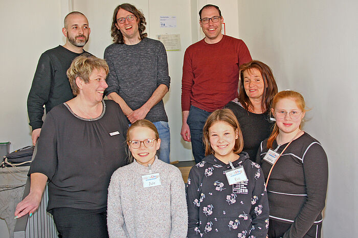 David Arzdorf (Amtsleiter Kataster- und Vermessungsamt der StädteRegion Aachen, hinten rechts) hat Jule, Eva und Sophia (im Vordergrund, von links) herzlich zum Girls‘ Day begrüßt. Er und seine Mitarbeiterinnen und Mitarbeiter haben Einblicke in ihren Beruf gegeben.
