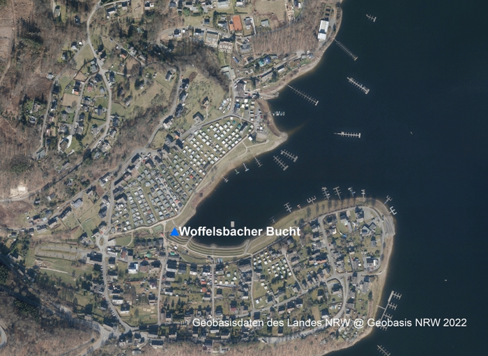 Ein Luftbild von oben, Draufsicht auf die Woffelsbacher Bucht und Umgebung (Häuser, See, Bäume, Wiesen)