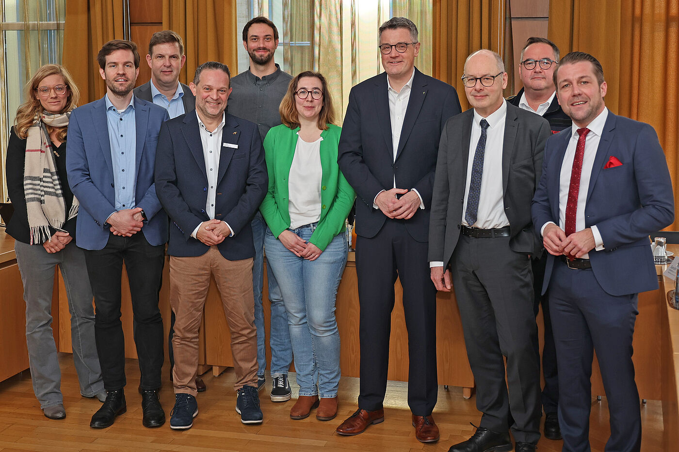 Mehrere Menschen nebeneinander auf einem Gruppenbild.