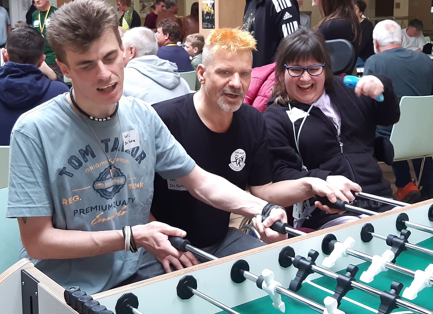 Zwei Menschen am Tischkicker.