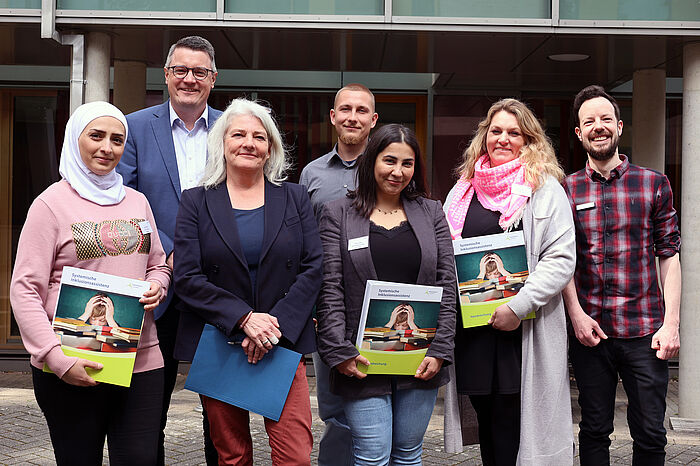Städteregionsrat Dr. Tim Grüttemeier, Schulamtsleiterin Ruth Meyering und Sebastian Maaßen haben jetzt vier neue systemische Inklusionsassistent_innen begrüßt: Jian Sheikhi, Marc Rotheut, Güler Kader und Pascale Mitzlaff